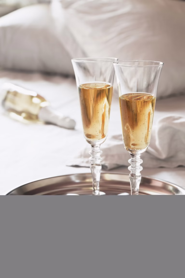 Champagner auf einem Serviertablett