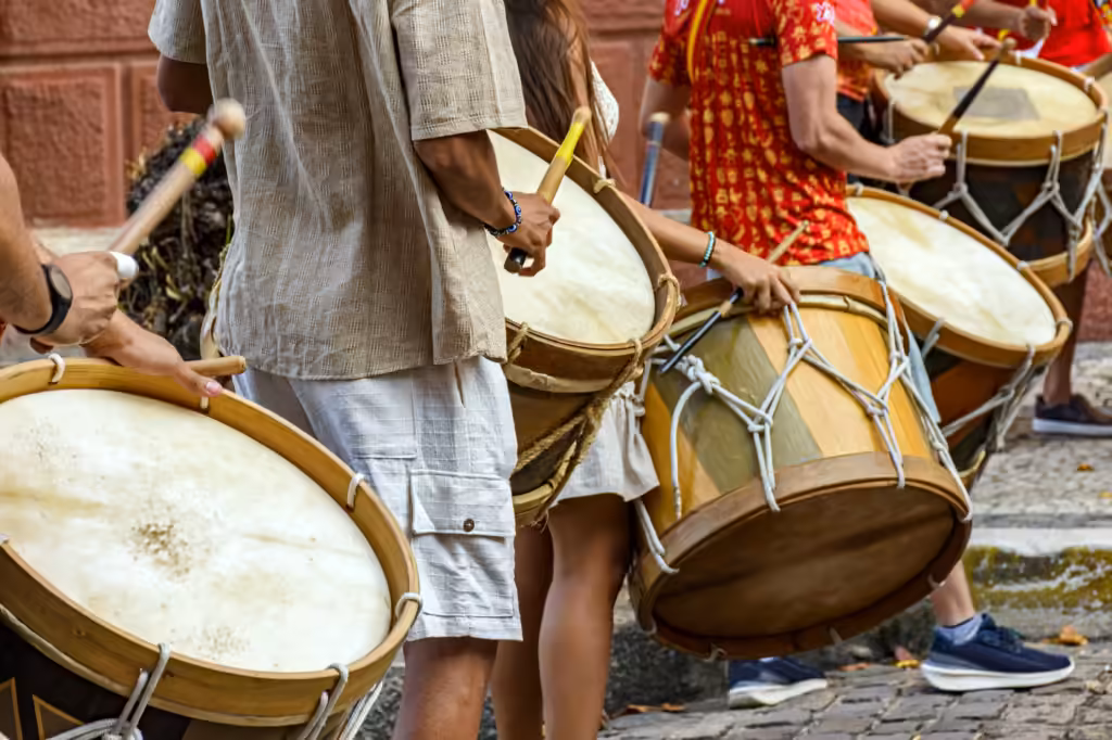lễ hội Carnival Rio 2026: nhóm bộ gõ nện trống cái trong đoàn diễu hành đường phố ban ngày