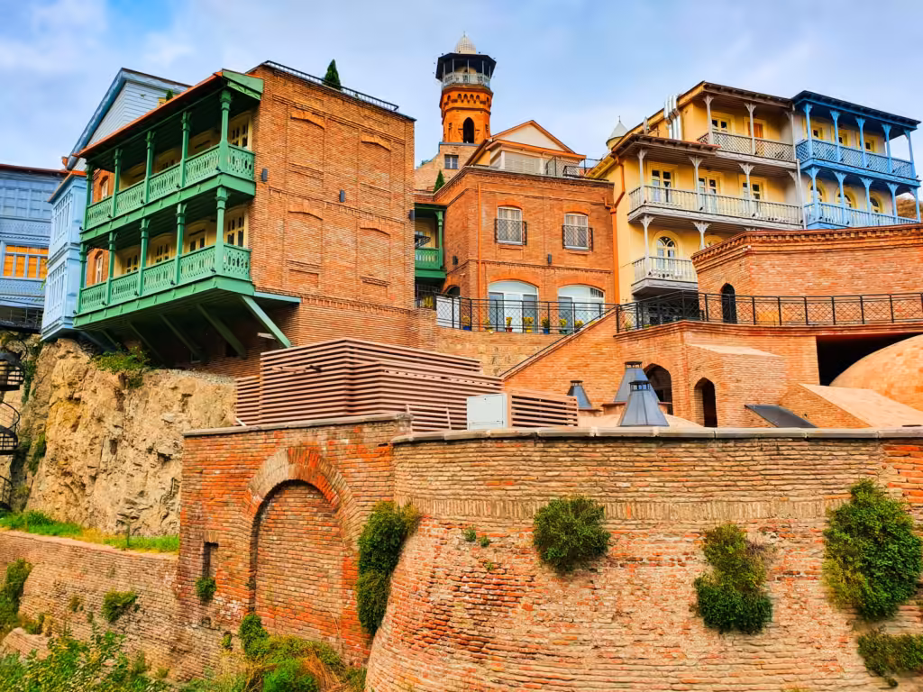 Wonen in Tbilisi: huizen met houten balkons vol snijwerk in Abanotubani, boven de oude stad
