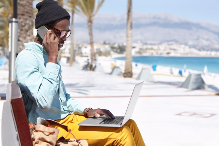 Designer arbeitet am Meer