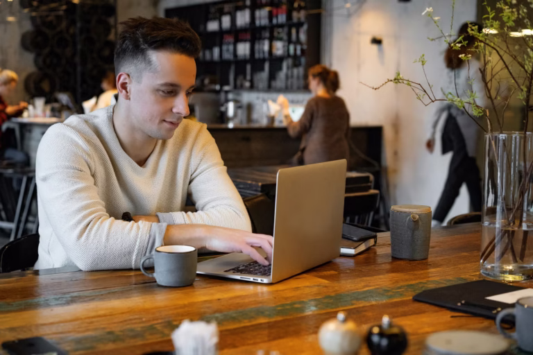 Freelance avec un thé et un ordinateur portable dans un café