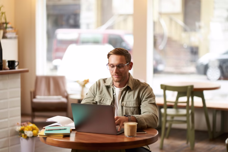 Người làm việc từ xa với laptop tại một quán cà phê