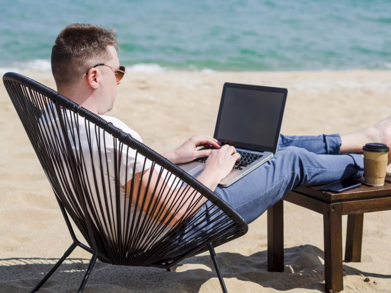 Vrouw met laptop op het strand