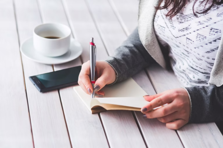Vrouw die schrijft in een reisdagboek
