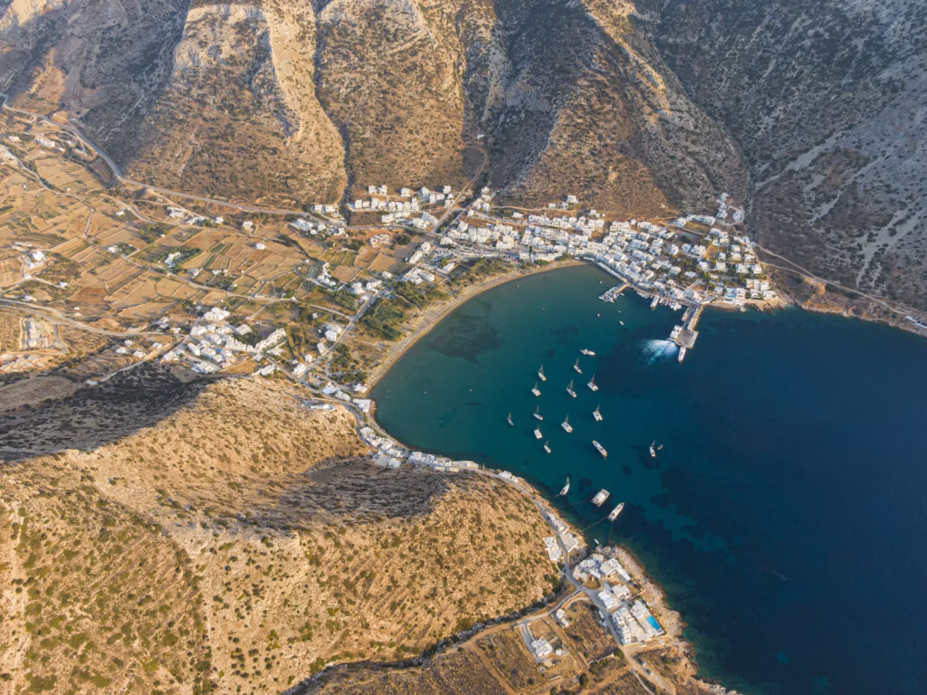 Luchtfoto van het dorp Kamares op Sifnos, Griekenland