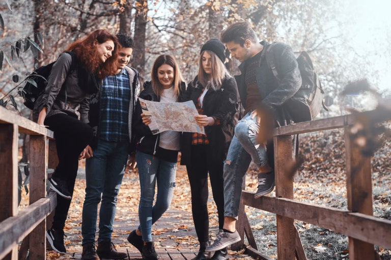 Grupo em uma viagem usando um mapa no parque