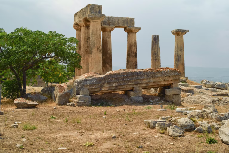 Ruines d'un temple en pierre ancienne avec des colonnes