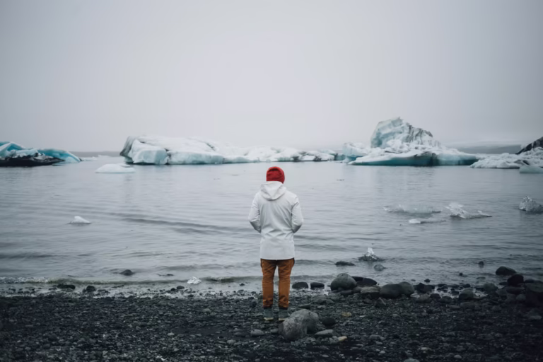 Turista su una laguna glaciale, Islanda