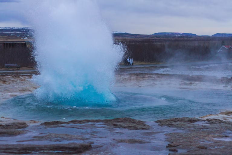 Mạch nước phun Strokkur trào lúc chiều tà, Iceland