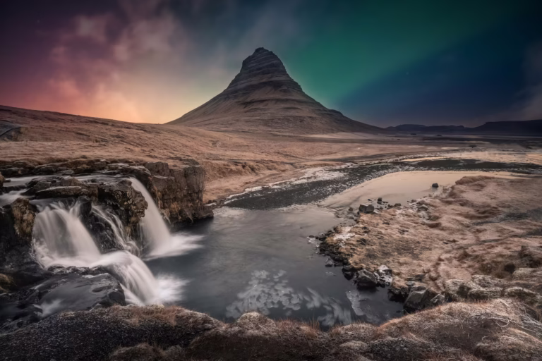 Aurora boreal sobre Kirkjufell, Islandia