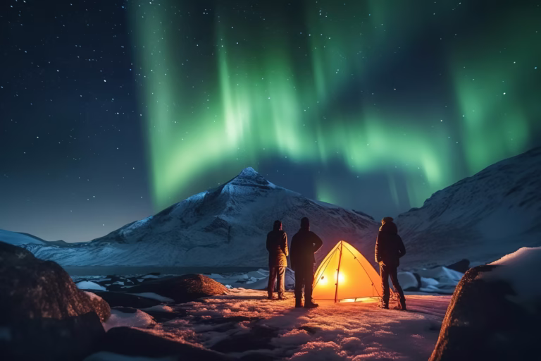 Pendaki berkemah di bawah aurora, Islandia