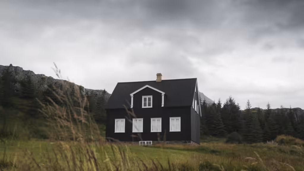 Tempat menginap di luar Reykjavík: rumah kayu hitam dikelilingi pedesaan Islandia
