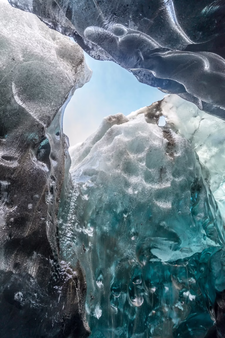 Grotta di ghiaccio all'interno di un ghiacciaio, Islanda
