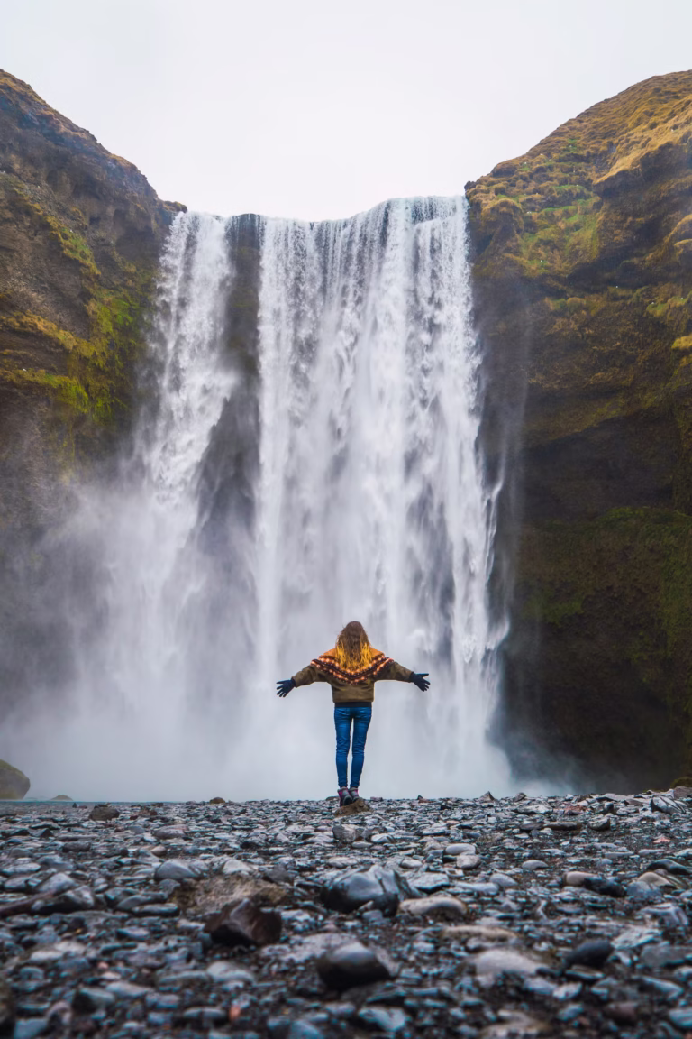 Du khách bên một thác nước cao, Iceland