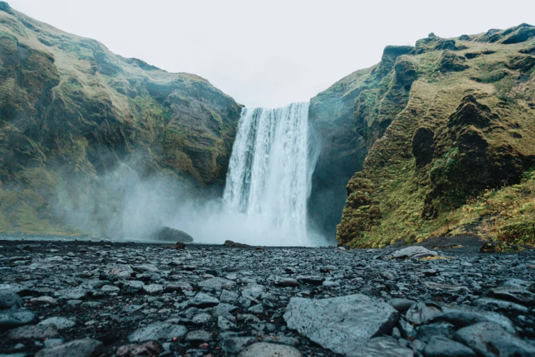 Wodospad Skógafoss w mglisty dzień, Islandia