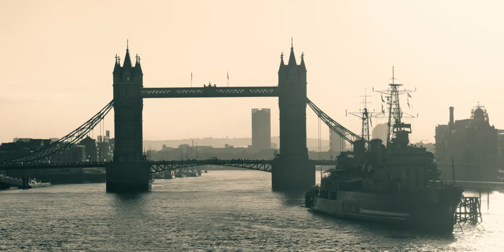 HMS Belfast e Tower Bridge sul Tamigi, Regno Unito