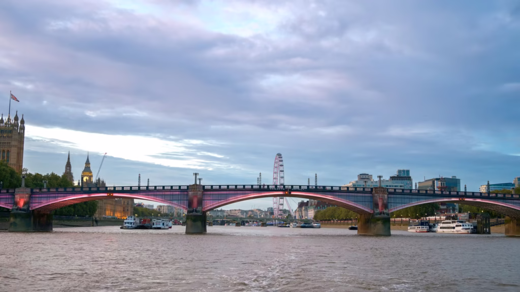 Cảnh sông Thames nhìn từ thuyền gần Lambeth, Vương quốc Anh