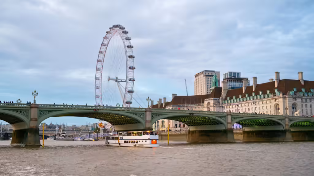 wisata mewah London: Jembatan Westminster di Sungai Thames berlatar bianglala raksasa dan County Hall, serta kapal turis