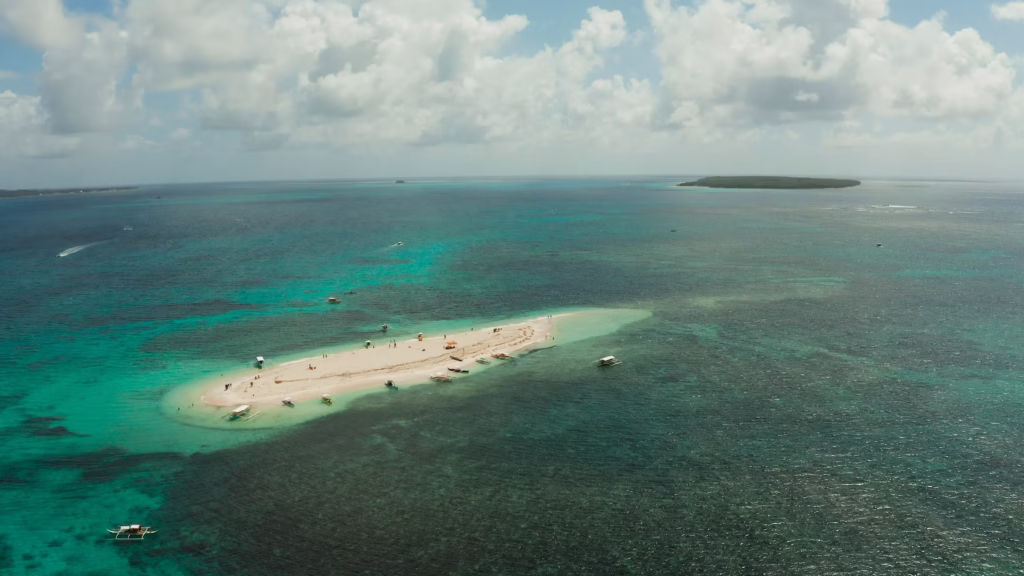 Luchtfoto van een turquoise atol, de Marshalleilanden