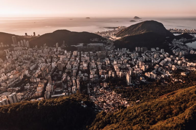 Drohnenaufnahme von Santa Marta, Copacabana und Botafogo, Rio de Janeiro, Brasilien