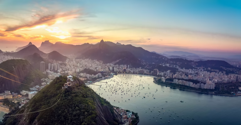 Vue aérienne au coucher du soleil sur Urca et le Corcovado, Rio de Janeiro, Brésil