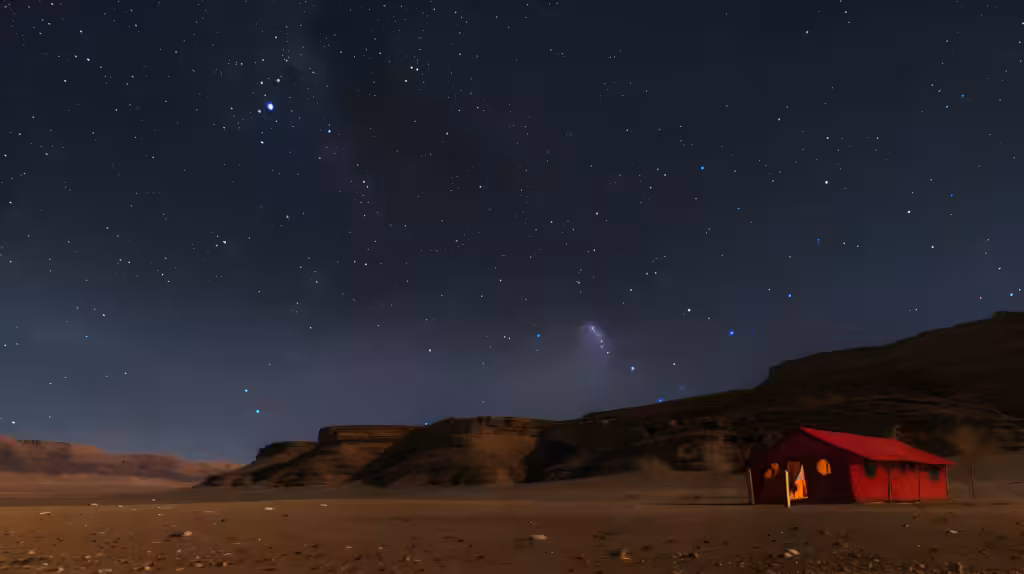 Notte nel deserto in Marocco: tenda di un campo di lusso illuminata sotto un cielo stellato