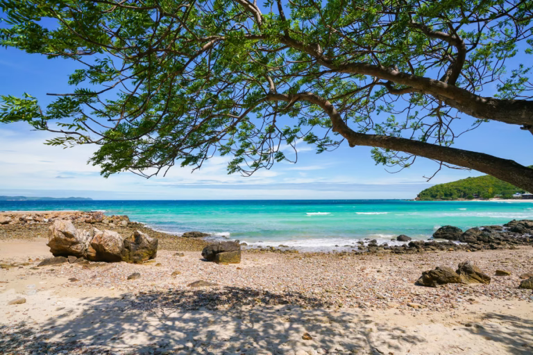 Pantai berpasir di antara bebatuan di Pulau Koh Larn, Thailand