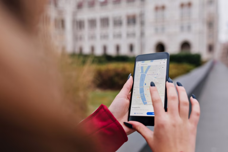 App de viaje en un teléfono inteligente