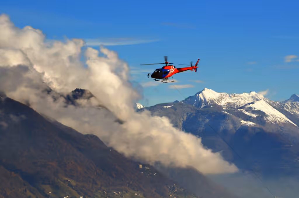 Evakuasi medis di luar negeri: helikopter terbang melintasi puncak-puncak gunung bersalju
