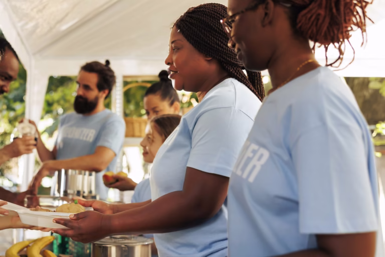 Banque alimentaire servant des personnes dans le besoin