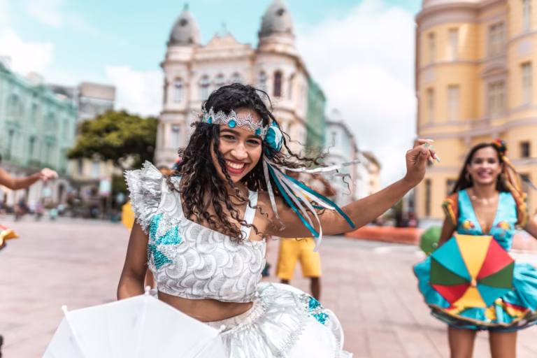 Vũ công frevo xoay người tại Carnival ở Recife, Brazil