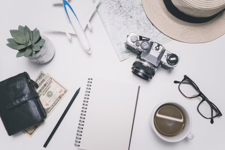 Cuaderno vacío entre artículos de viaje