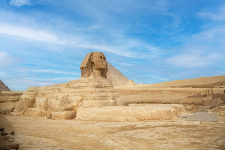 Vista de perfil de la Gran Esfinge y las pirámides, Giza, Egipto