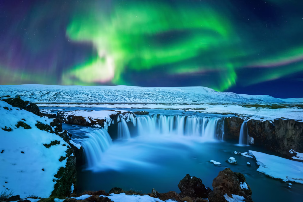 Aurore boréale au-dessus de la chute de Goðafoss, Islande