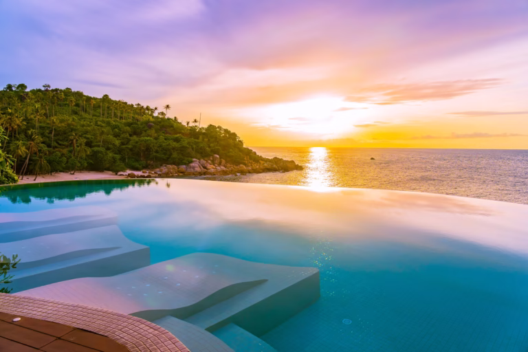 Infinity pool di resor dengan pemandangan laut