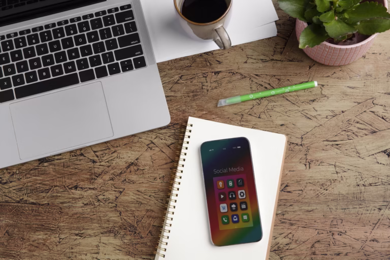Smartphone, bureau, koffie en notitieboek